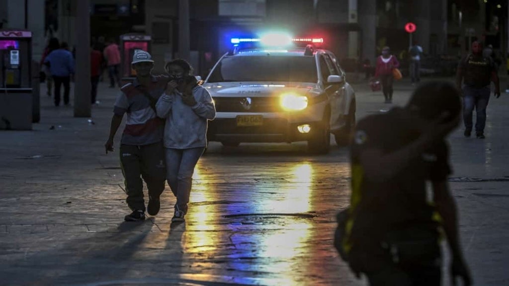 Policías patrullan las calles de Medellín en medio de un toque de queda. Foto: AFP