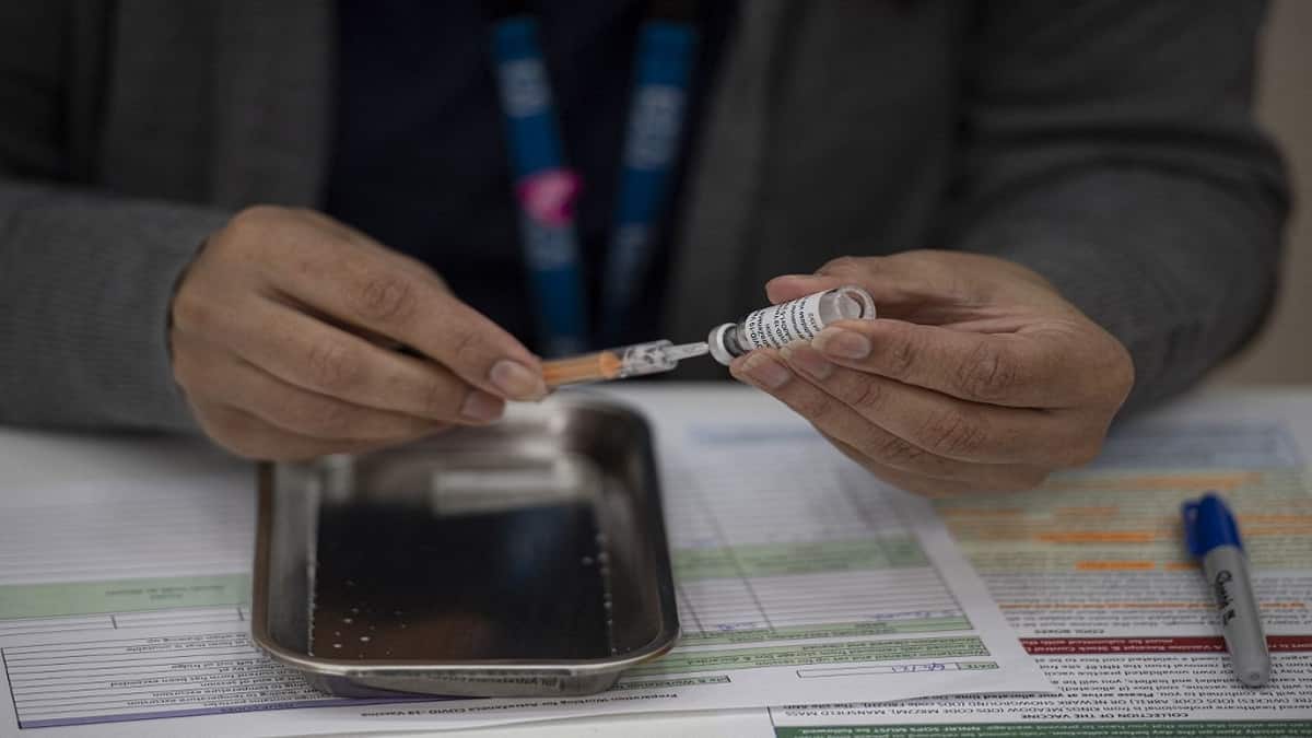 Universidad de Oxford anunció pausa en los ensayos de vacuna AstraZeneca con niños