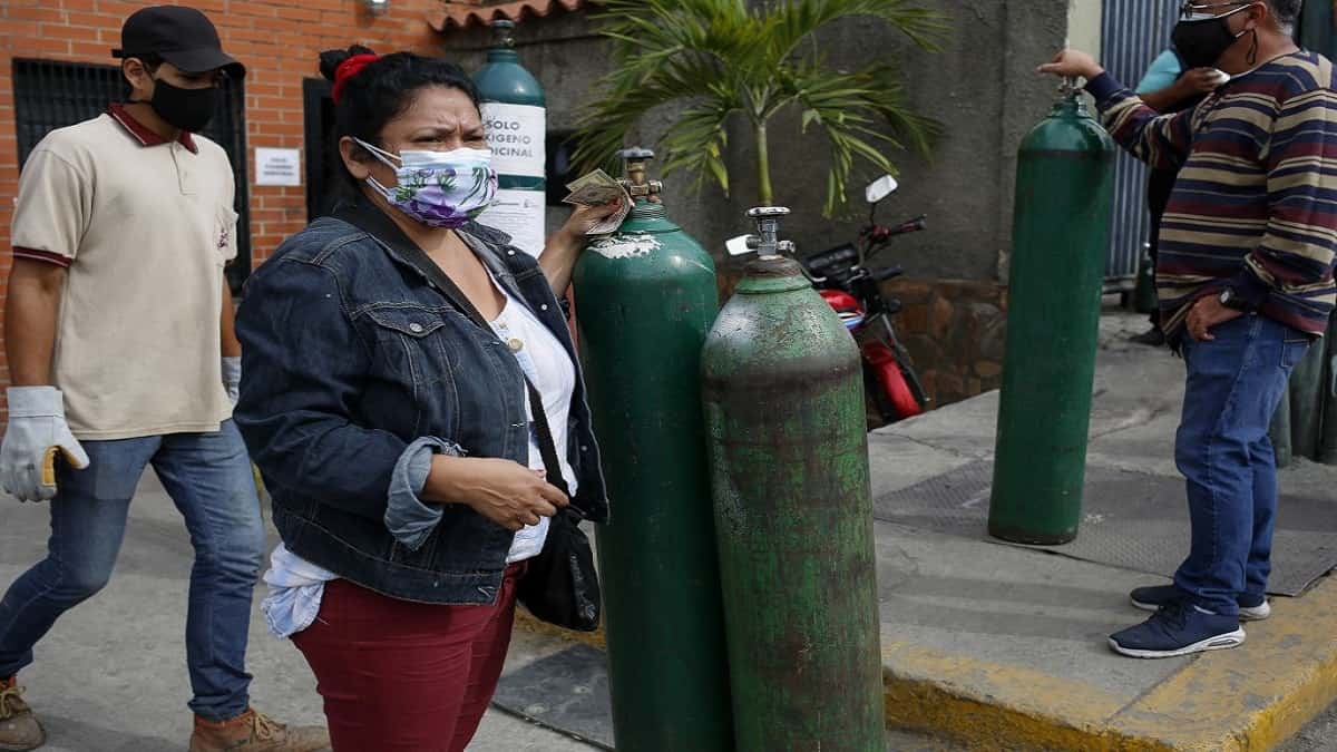 "Ruego a Dios que aún esté respirando": calvario por oxígeno para enfermos de covid en Venezuela