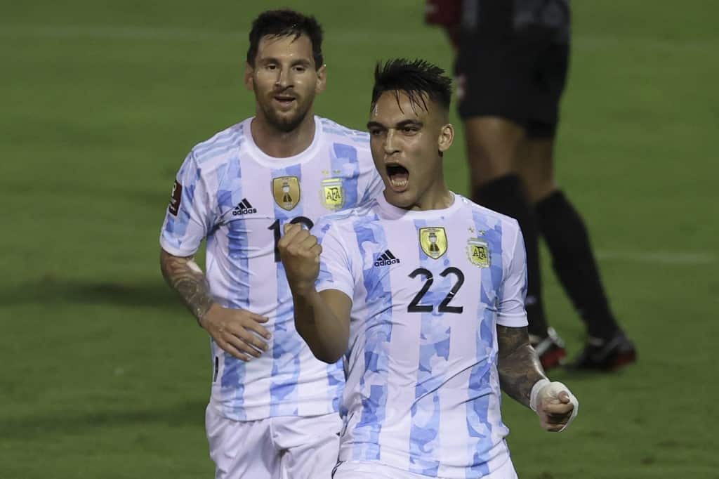 Lautaro Martínez (d) celebra con Messi (i) uno de los goles. Foto: AFP