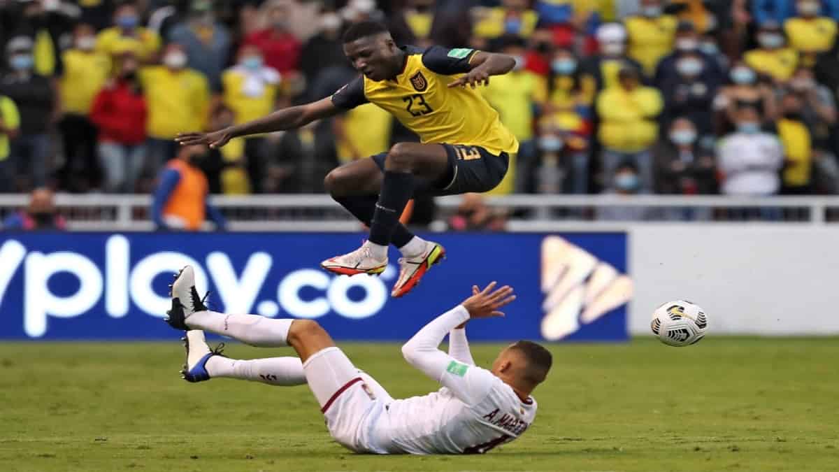 Moises Caicedo (arriba) de Ecuador en una jugada disputado con el venezolano Adrían Martínez (abajo). Foto: AFP