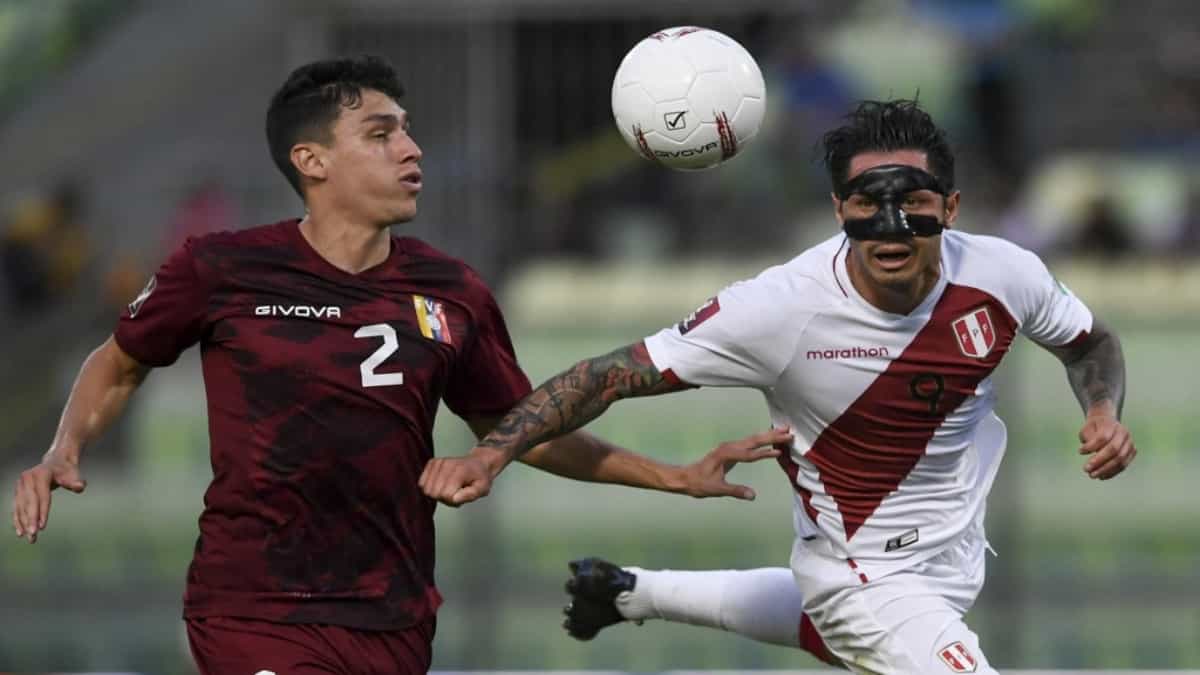 Nahuel Ferraresi (i) de Venezuela disputa un balón con Gianluca Lapadula (d). Foto: FEDERICO PARRA / AFP