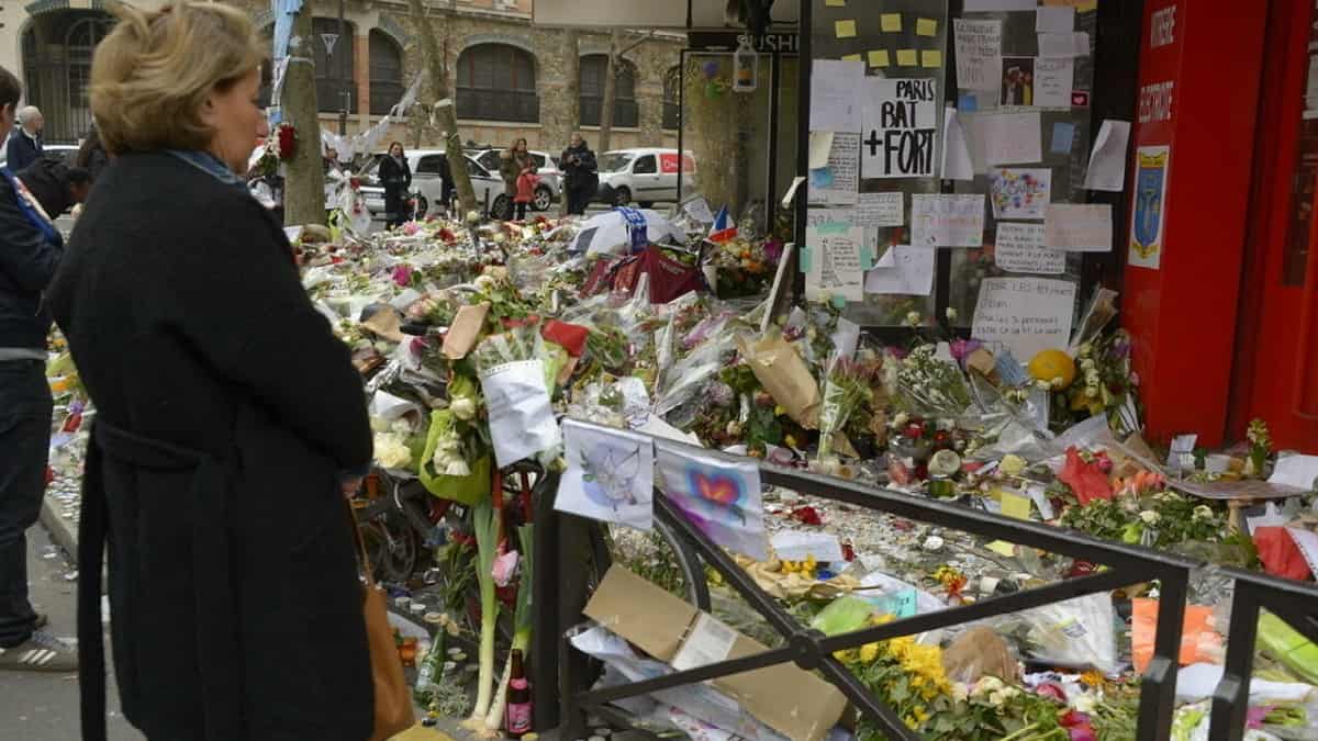 Homenaje a las víctimas de atentados en Paris 2015