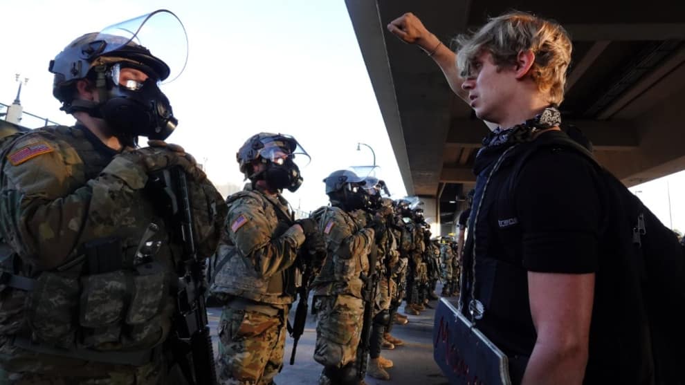 Minnesota convoca más tropas tras intensificarse protestas por asesinato de George Floyd