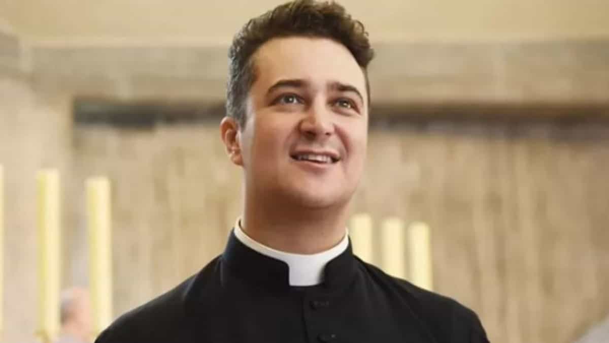 Párroco italiano es condenado a 3 años de prisión por robar donaciones para financiar fiestas sexuales