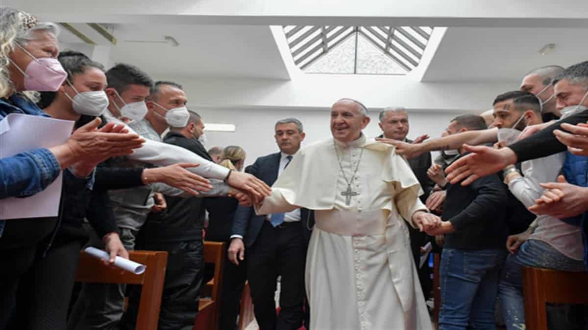 El papa Francisco saludó a fieles que estuvieron presentes en la ceremonia de Viernes Santo. Foto: EFE