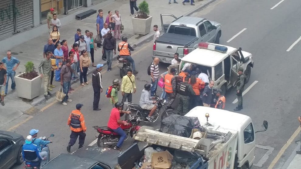 Mujer dio a luz en la calle/ Foto: @CarlosJRojas13