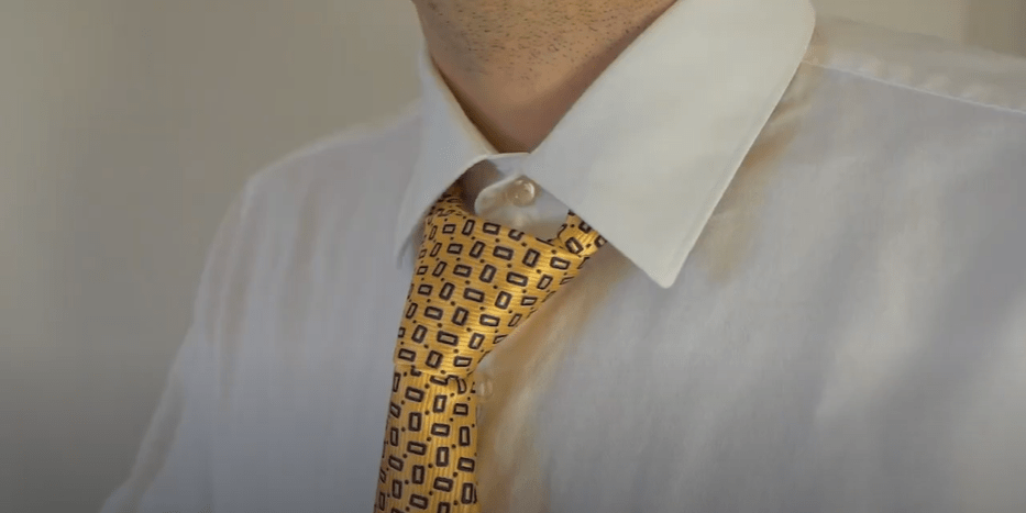 Quitarse la corbata para ahorrar energía eléctrica.