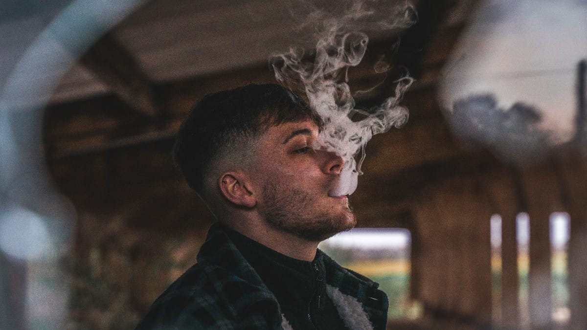 Fumadores de cigarrillos electrónicos no recuperan la salud al dejar el tabaco tradicional, según estudio