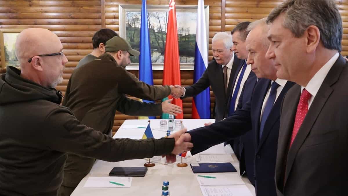 Representaciones de Ucrania y Rusia en las mesas de negociación en Bielorrusia. Foto: BelTA / Sputnik