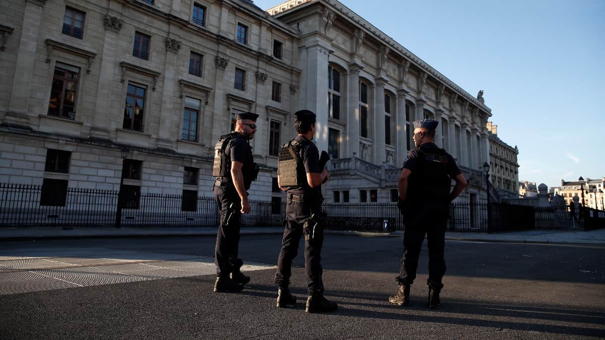 Fotógrafo murió congelado en una calle principal de París