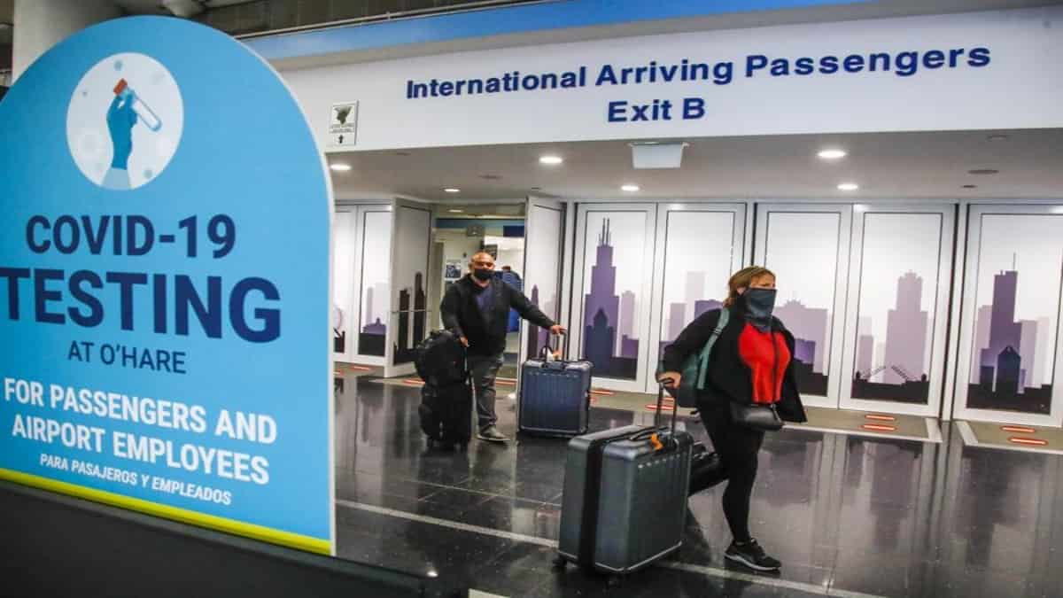 pasajeros de un vuelo de United Airlines procedente de Frankfurt, Alemania llegan al Aeropuerto Internacional O'Hare en Chicago. Foto: EFE / EPA / TANNEN MAURY