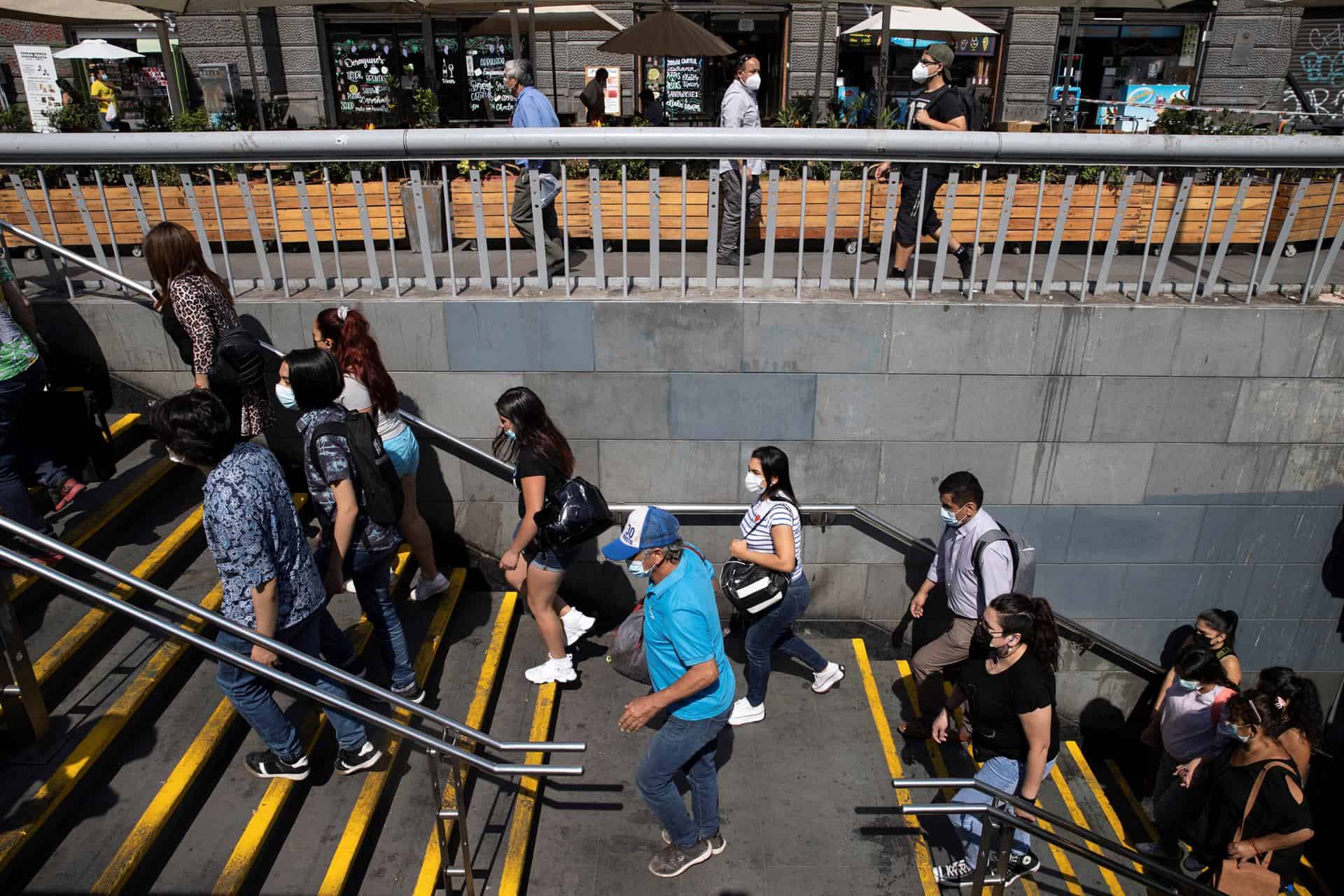 Personas en Santiago, capital de Chile. Foto: EFE/Alberto Valdes