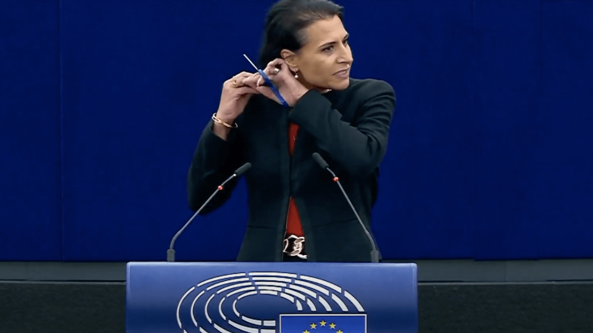 Diputada del Parlamento Europeo se corta el pelo en apoyo a las mujeres iraníes