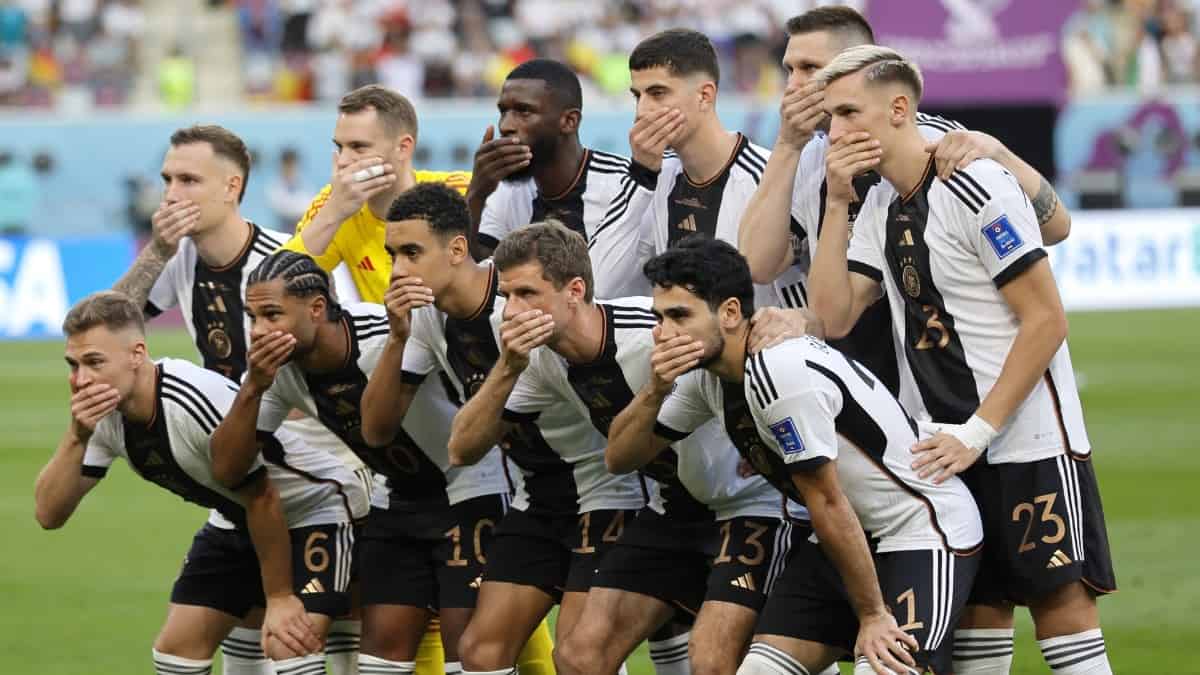 Qatar 2022, el Mundial en el que selecciones han usado la pelota para protestar