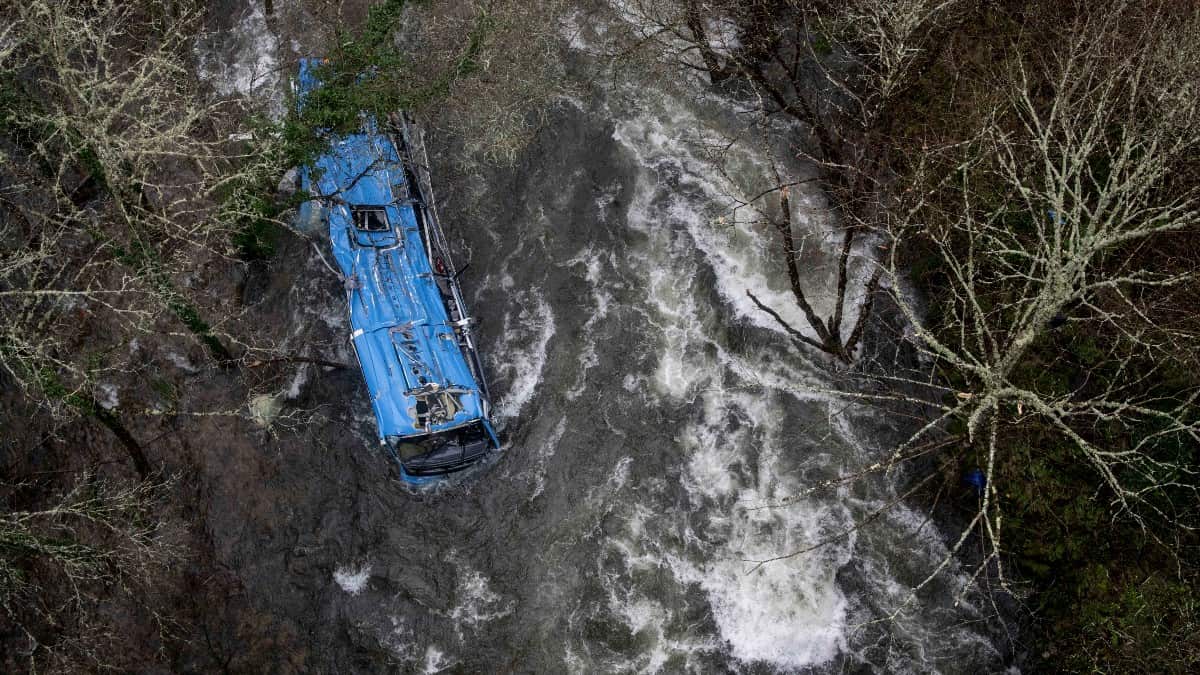 Al menos cuatro muertos por la caída de un autobús en España | NTN24.COM