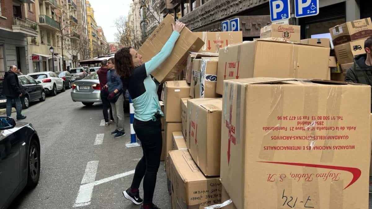Españoles llevan ayudas a la embajada de Turquía en Madrid