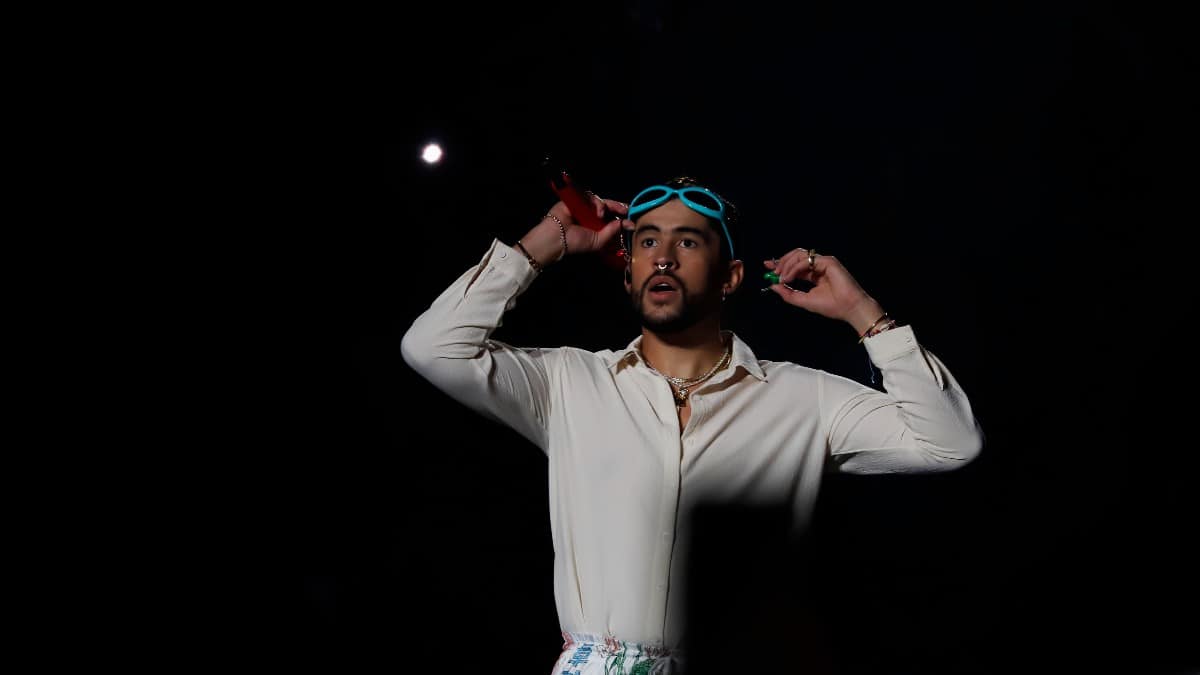 Bad Bunny, cantante puertorriqueño / Foto: EFE Críticas a Bad Bunny por empujar a uno de sus camarógrafos durante un show