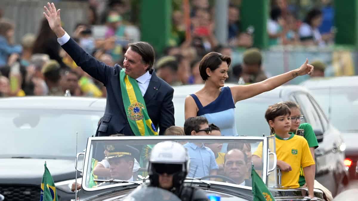 El presidente de Brasil, Jair Bolsonaro, junto a la primera dama, Michelle Bolsonaro, en el bicentenario de la Independencia. (AFP) Bolsonaro llama “mentirosas” a encuestas que lo sitúan por debajo de Lula