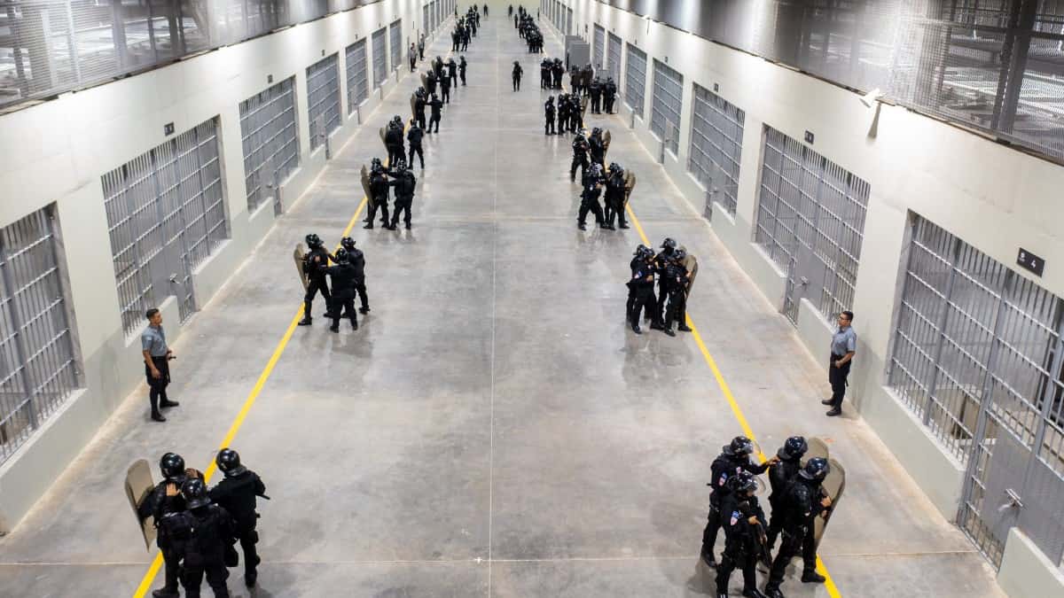 “La mega cárcel en El Salvador no resuelve las violaciones de DD. HH.”: abogada Zaira Navas