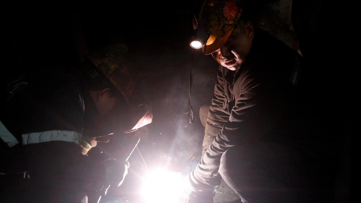 Colapso de mina en China deja 5 muertos y 49 desaparecidos