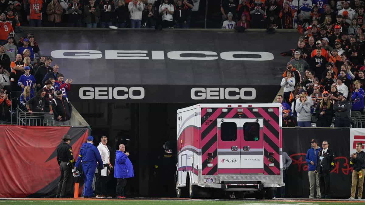 Damar Hamlin empieza a mostrar mejoría en su salud y volvió a hablar después de sufrir un ataque cardíaco.