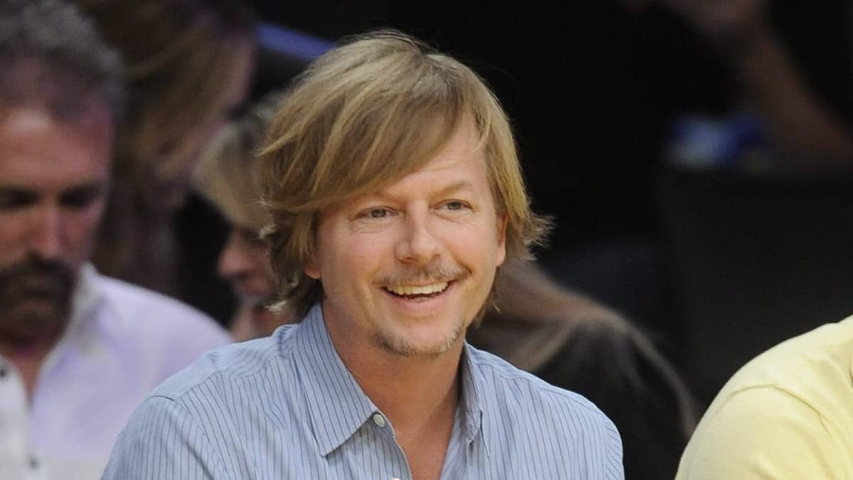 Actor de ‘Son como niños’ donó dinero a empleado que solo recibió dulces tras cumplir 27 años de trabajo