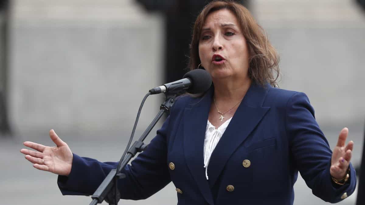 La presidenta de Perú declara el estado de emergencia y busca adelantar elecciones