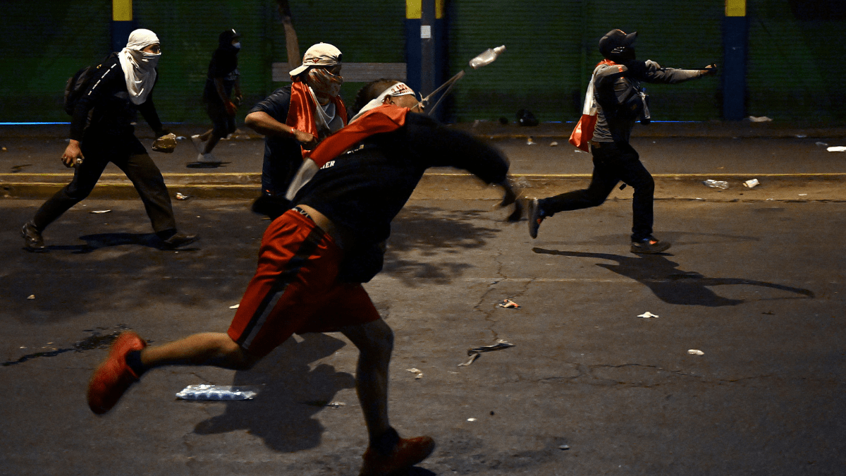 En video: gobernador peruano disparó a manifestantes que intentaron quemar su casa