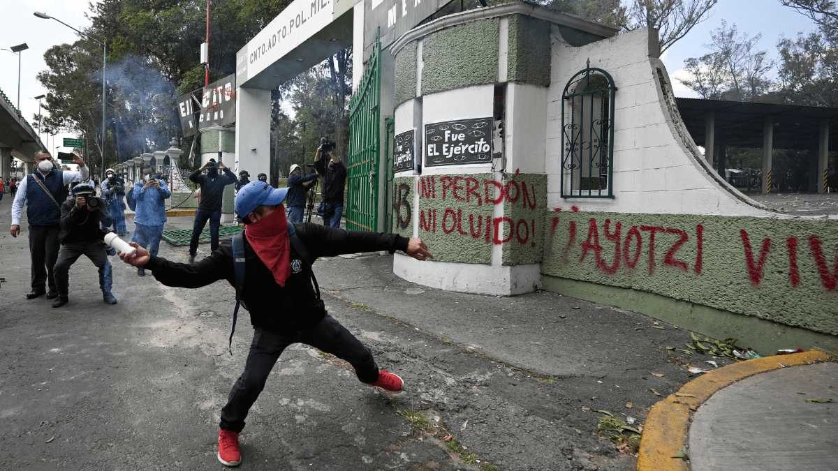 Protesta por el caso Ayotzinapa acaba en disturbios con policías en México