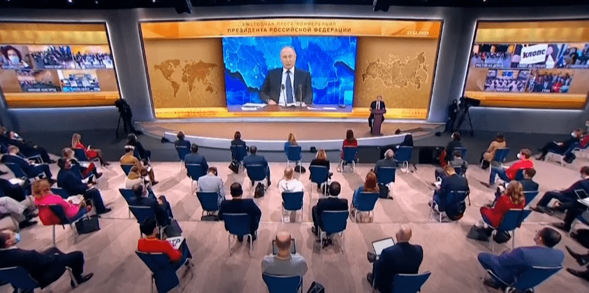 El Kremlin en Rusia desarrolló la técnica de la manguera de la falsedad: dicen tantas mentiras que se hace imposible discernir la diferencia entre la realidad y la ficción. El Kremlin en Rusia desarrolló la técnica de la manguera de la falsedad: dicen tantas mentiras que se hace imposible discernir la diferencia entre la realidad y la ficción.