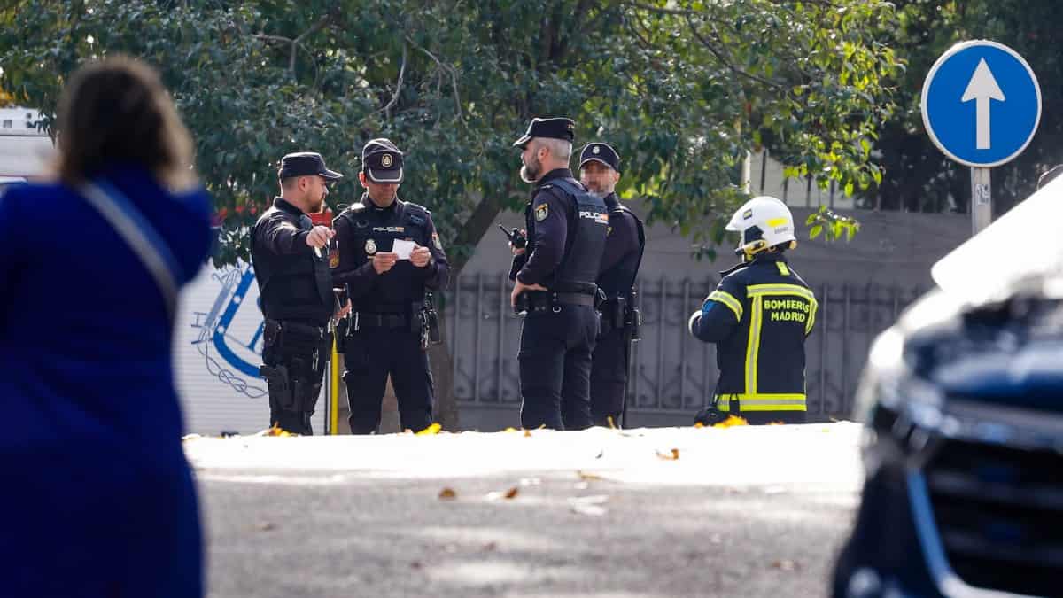 Policías hacen presencia en la embajada de Ucrania en Madrid