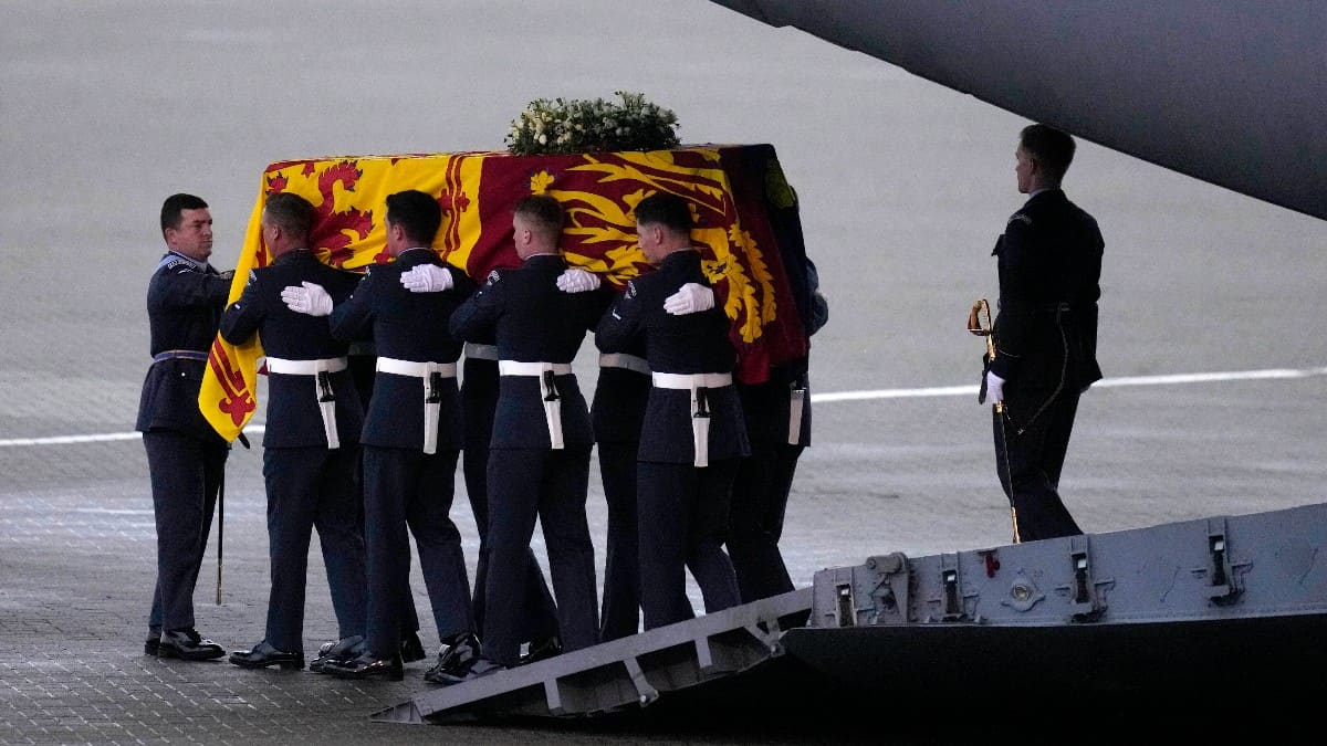 Féretro de la reina Isabel II llegó a Londres