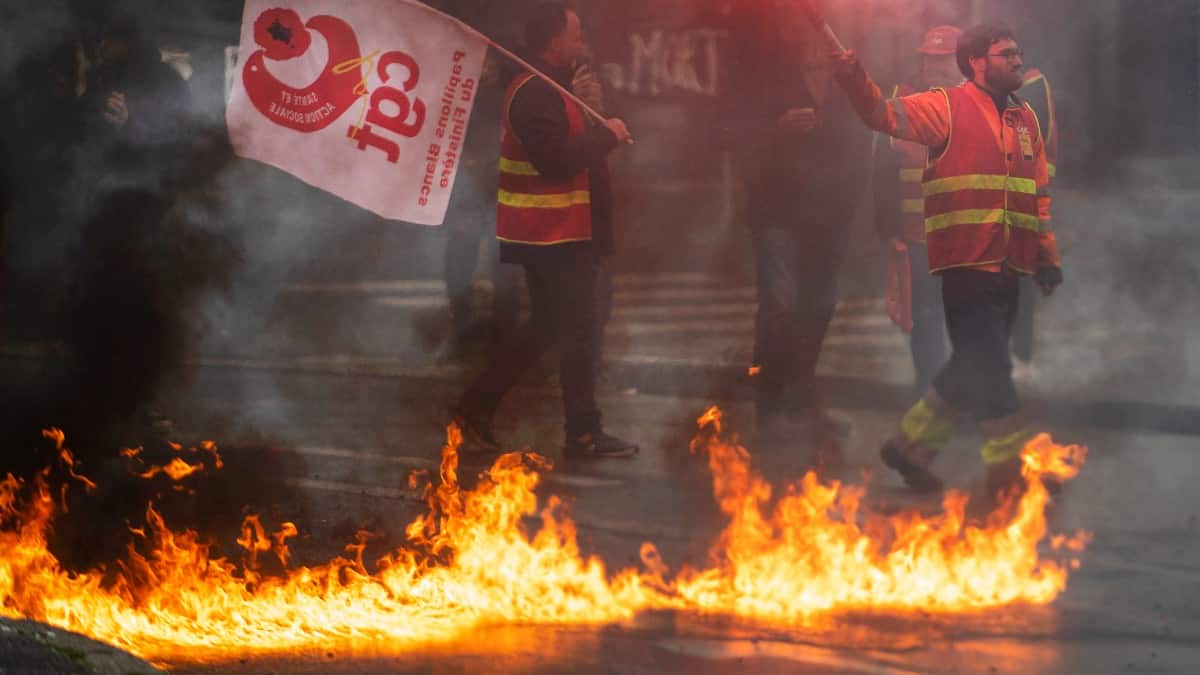 Francia en llamas: se completan nueve días de fuertes protestas con la reforma pensional