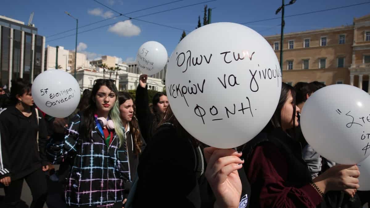 Al menos 20 personas continúan desaparecidas tras accidente de trenes en Grecia