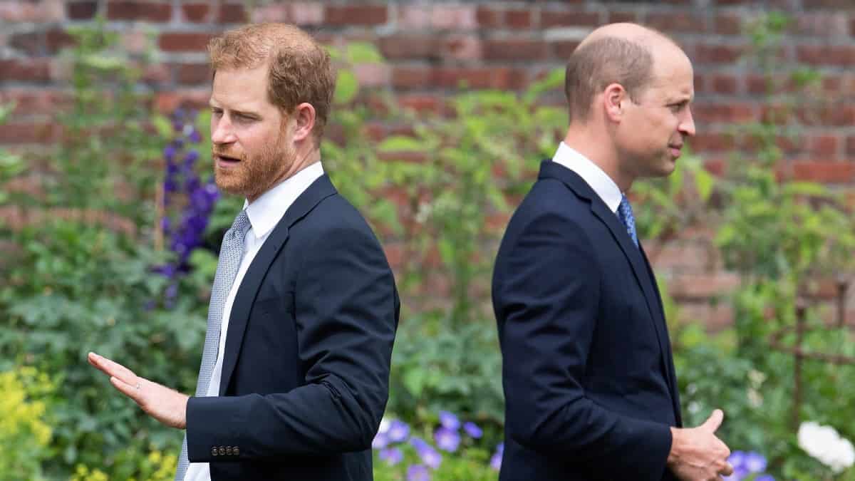 Harry y William, hijos del rey Carlos III (AFP) Príncipe Harry reveló que su hermano William lo agredió físicamente