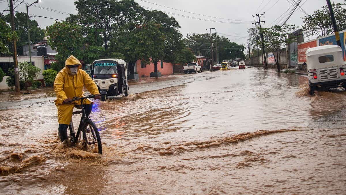 Agatha disminuyó a tormenta tropical y mantendrá fuertes lluvias en el sur de México