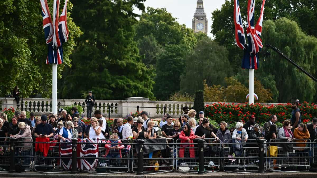 Londinenses salen a las calles a despedir a Isabel II