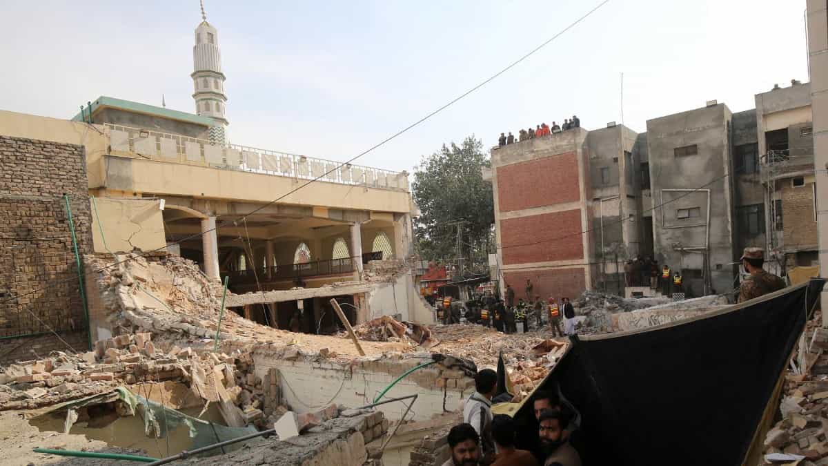 Aumenta a 95 el número de muertos por explosión en mezquita de Pakistán