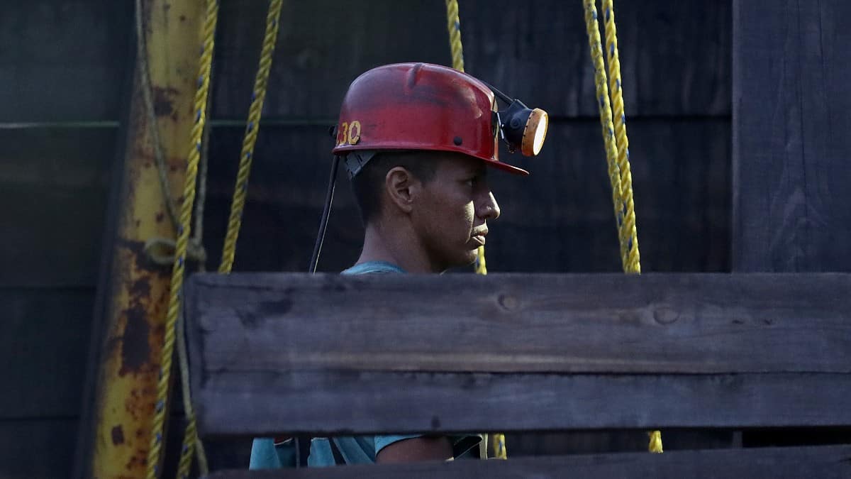 Rescatan a nueve personas atrapadas en una mina en Colombia