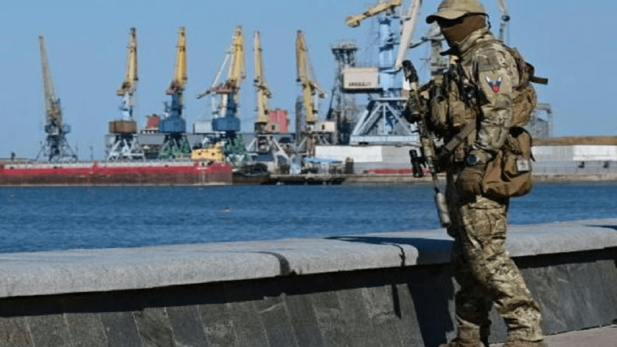 Un soldado ruso patrulla en el paseo marítimo de la ciudad ucraniana de Berdiansk el 14 de junio de 2022 / Foto: AFP