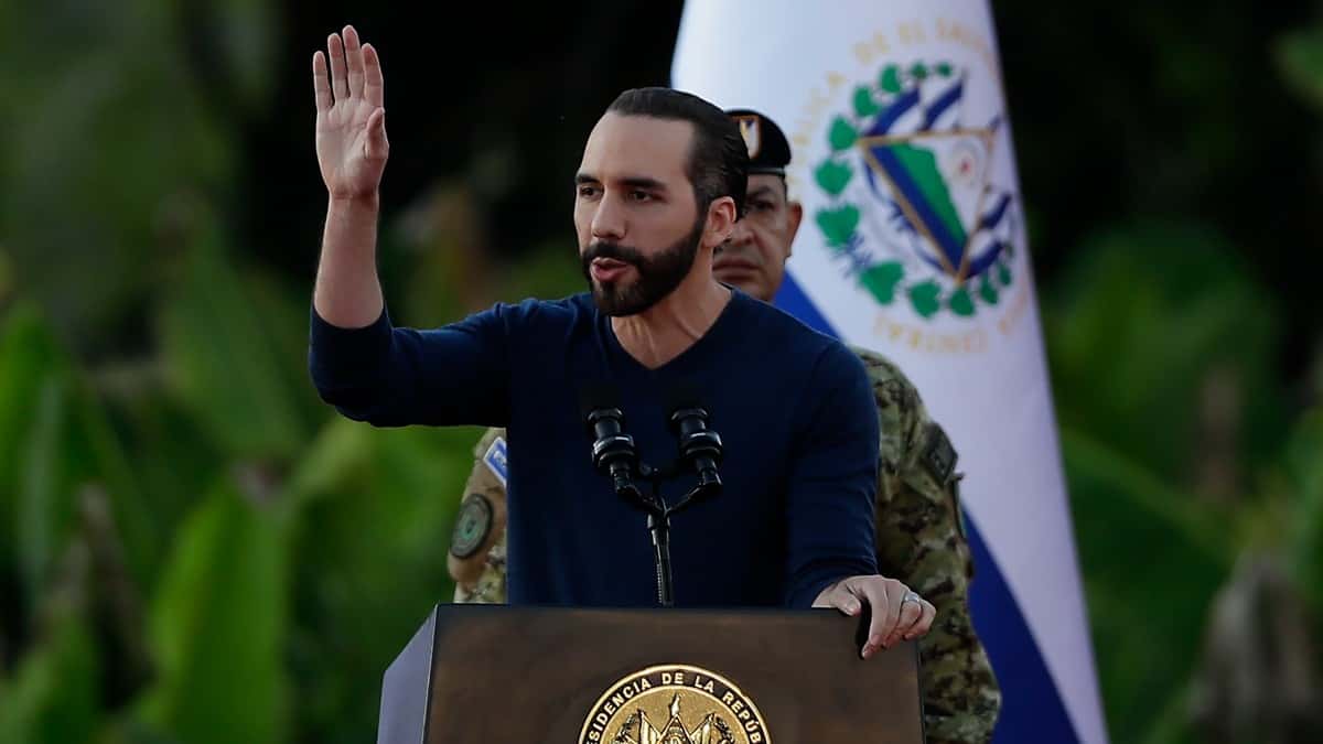 Congreso de El Salvador eleva la pensión mínima a 400 dólares