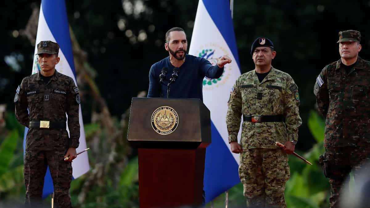 140 presuntos pandilleros fueron detenidos en una ciudad cercada en El Salvador