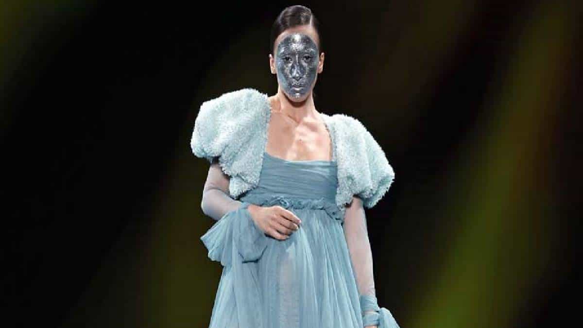 Despliegue floral plasmado en jacquares de algodón y en organzas y tules bordados delicadamente.