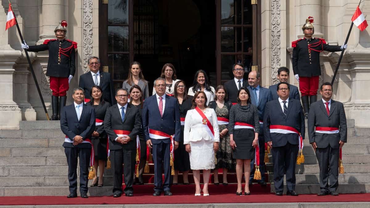 Nuevos ministros de Perú y la presidenta de la nación, Dina Boluarte / FOTO - AFP “No se ve mucho cambio”: analista sobre el nuevo gabinete de la presidenta del Perú, Dina Boluarte