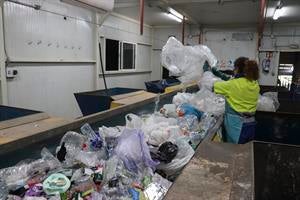 Avances en la lucha por la regulación y disminución de plásticos de un solo uso en los océanos.