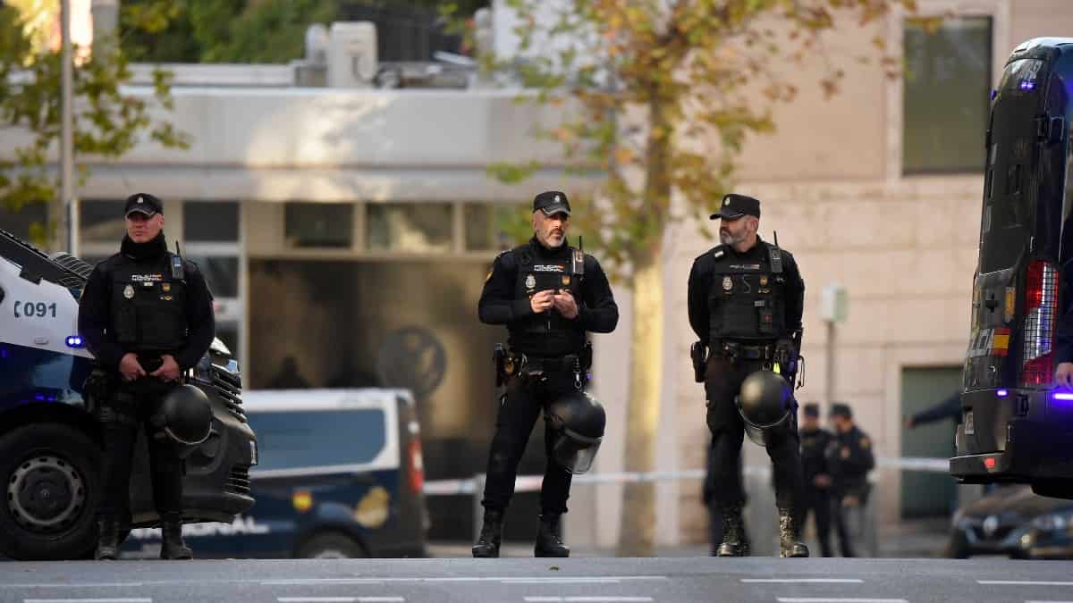 Acordonan la embajada de Ucrania en Madrid tras recibir un paquete con restos de animales