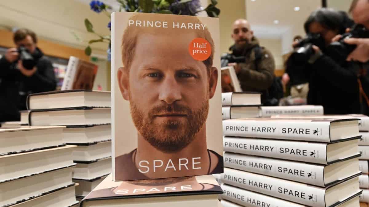 Llega al Reino Unido el controversial libro autobiográfico del príncipe Harry