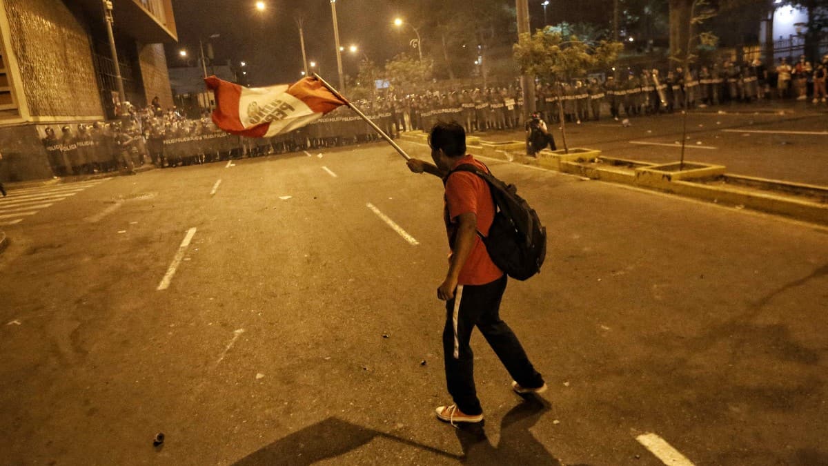 ¿Cómo se podría solucionar la crisis social y política que atraviesa Perú?