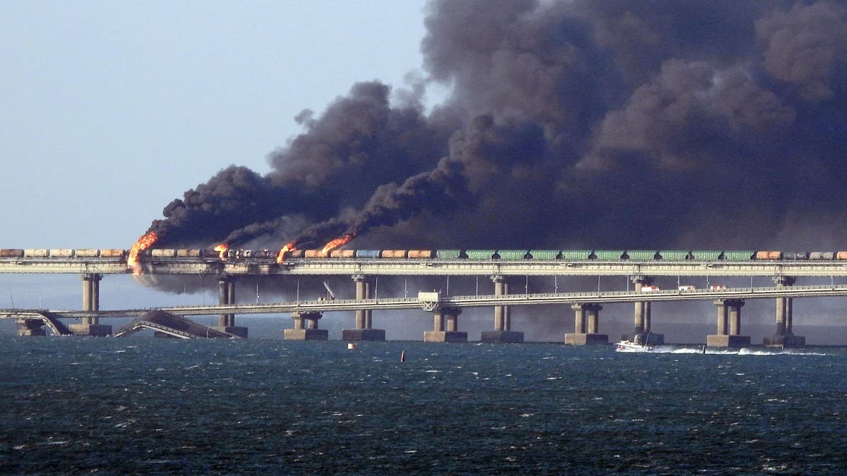 Video: explosión destruyó parte del único puente que conecta a Rusia con Crimea
